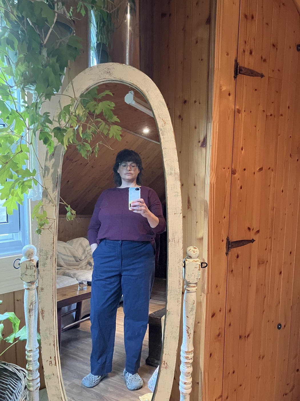 Sonia Payette en tricot prune et chino marine