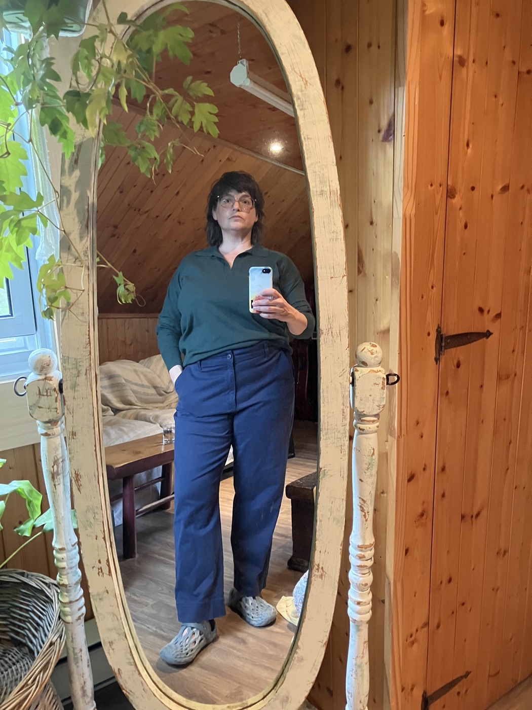 Sonia Payette en polo vert forêt et chino marine